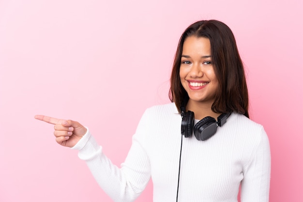 Foto música mulher sobre parede isolada