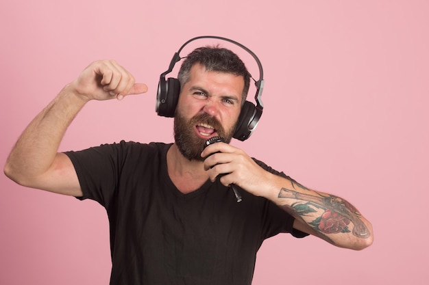 Música placentera y concepto de estilo de vida creativo divertido Cantante con barba