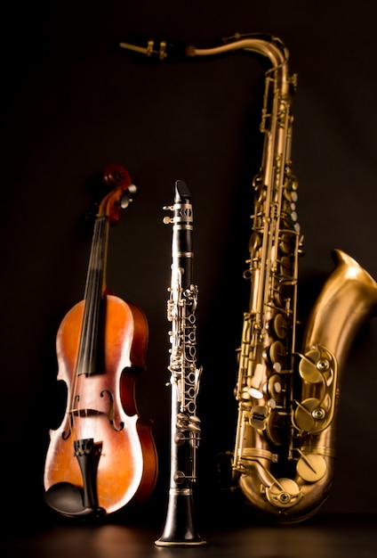 Foto música sax saxofone tenor violino e clarinete em preto