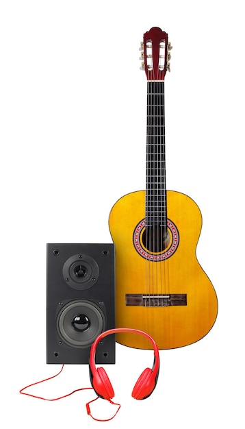 Música y sonido Caja de altavoz de guitarra clásica y auriculares rojos Aislados