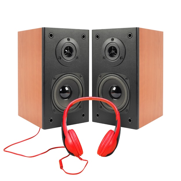 Música y sonido Caja de dos altavoces y auriculares rojos Aislados