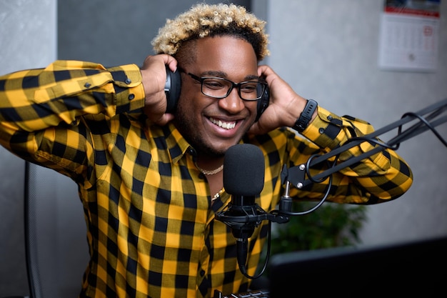 Músico africano gosta de ouvir sua nova faixa com fones de ouvido