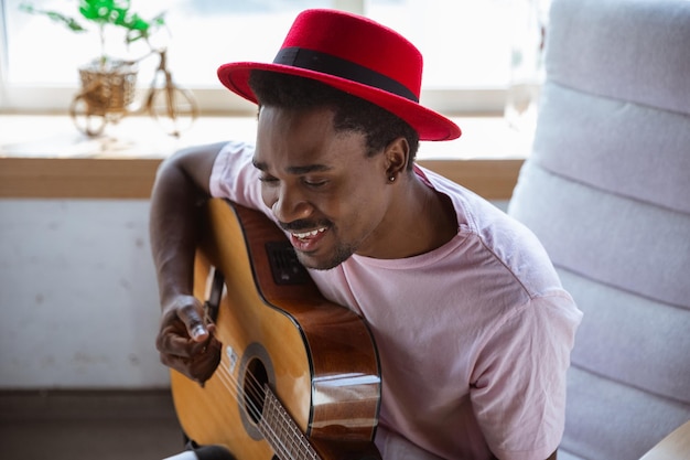 Músico afro-americano cumprimentando o público antes do show online em casa isolado e em quarentena,