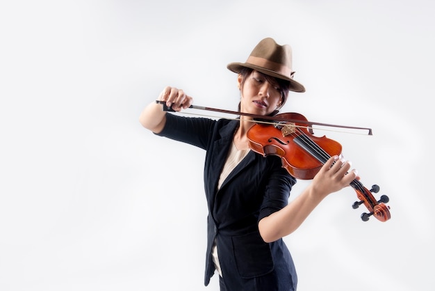 Foto músico asiático joven tocando el violín de música clásica
