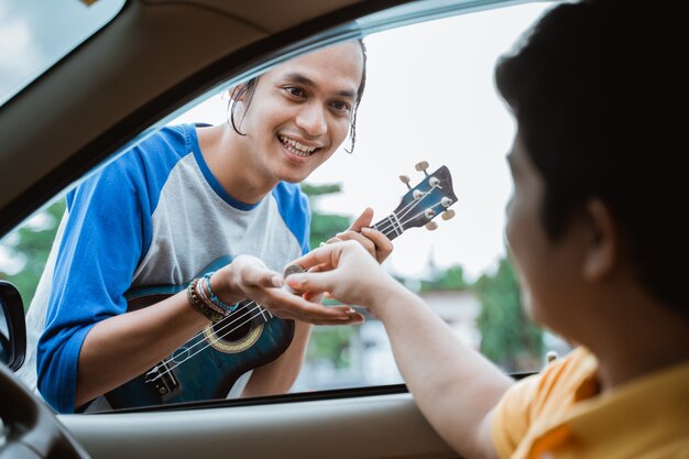 Músico callejero masculino pidiendo dinero