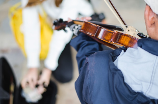 Músico callejero tocando violin