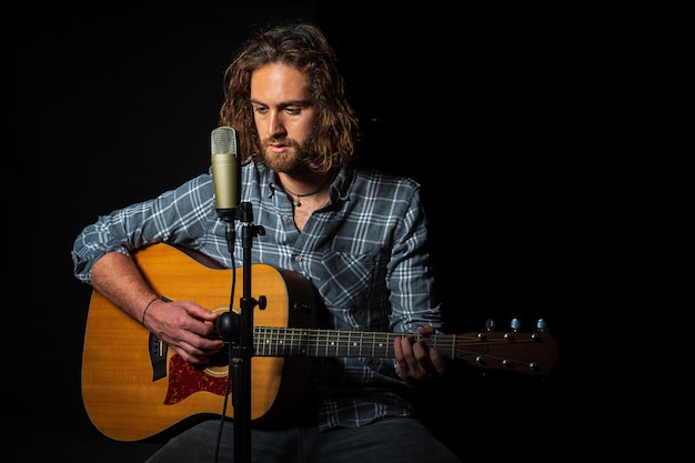 Foto músico caucásico tocando la guitarra en españa