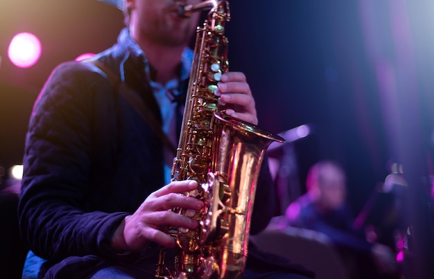 Músico com saxofone