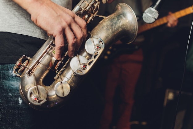 Músico de jazz saxofonista. saxofonista com saxofonista barítono.