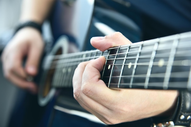 Músico de rock tocando violão