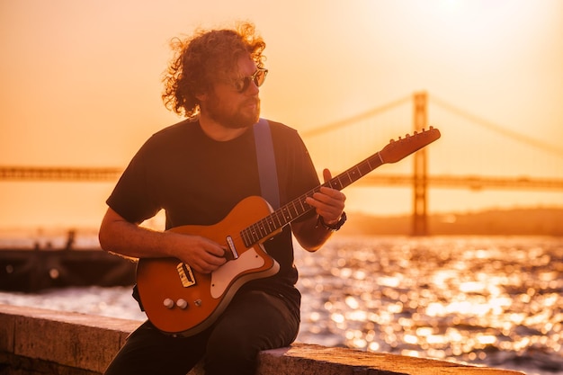 Músico de rua tocando guitarra elétrica na rua