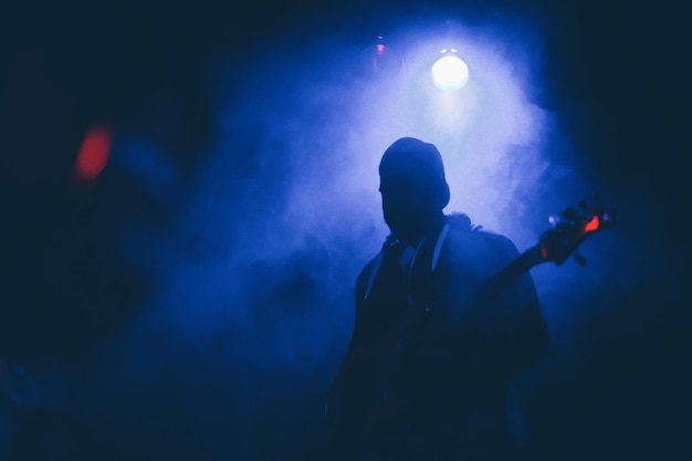 Músico de silhueta contra luz de fundo