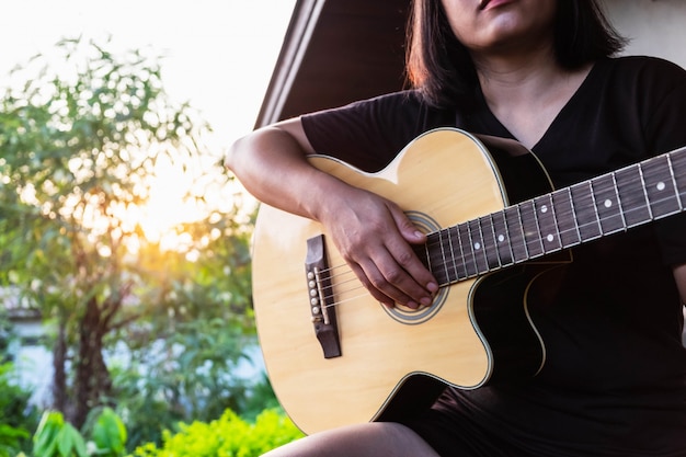 Músico femenino tocando la guitarra clásica