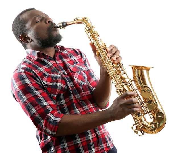 Músico de jazz afroamericano tocando el saxofón aislado en blanco