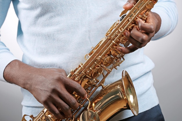 Músico de jazz afroamericano tocando el saxofón en primer plano