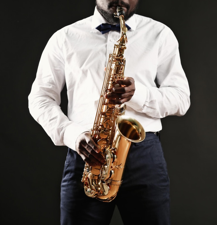Foto músico de jazz afroamericano tocando el saxofón en primer plano