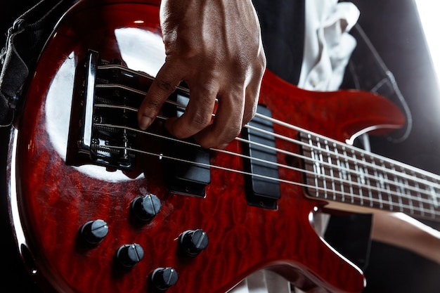 Músico de jazz afroamericano tocando el bajo.