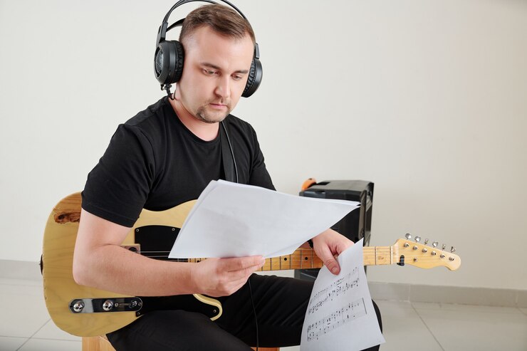 Foto músico leyendo notas