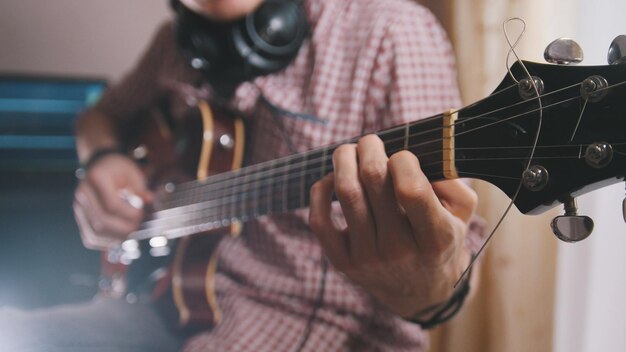 Músico masculino toca violão, mãos fechadas, conceito de arte