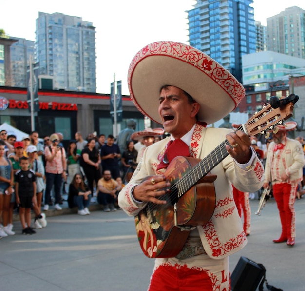 Músico mexicano tocando la guitarra en Vancouver, Canadá