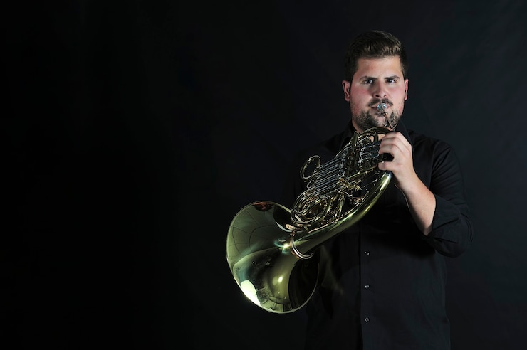 Foto músico profesional, toca música jazz con saxofón.