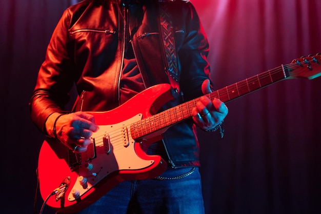 Músico de rock tocando la guitarra eléctrica