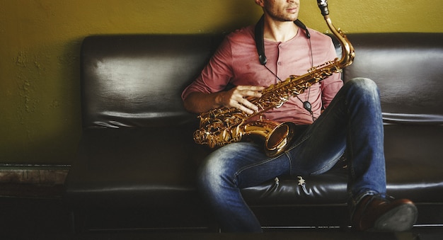 Foto músico saxofón jazz artista pasión concepto