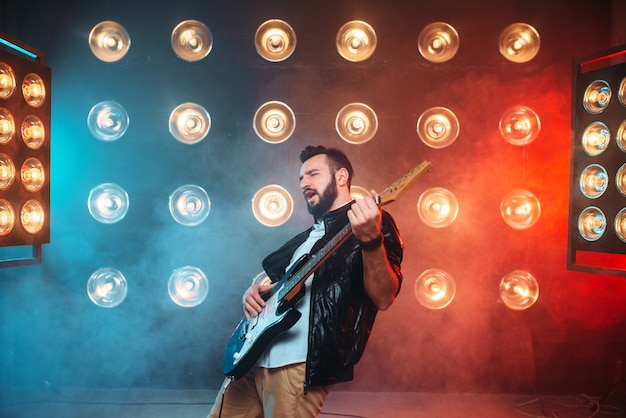 Foto músico solo masculino com guitarra eletro