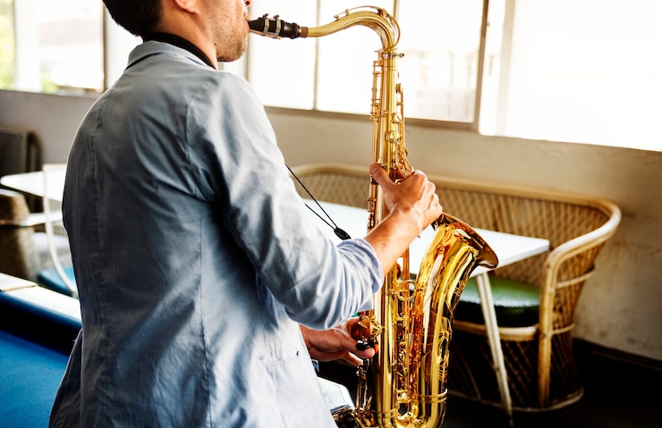 Foto un músico con su saxofón.