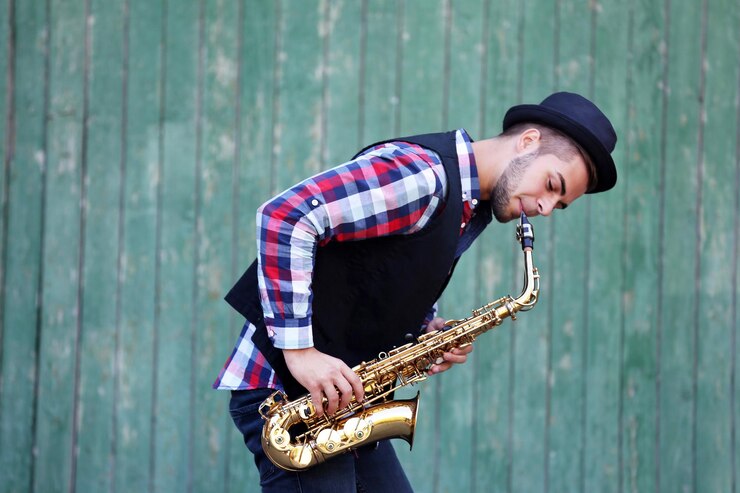 Foto el músico toca el saxofón en el fondo de madera verde