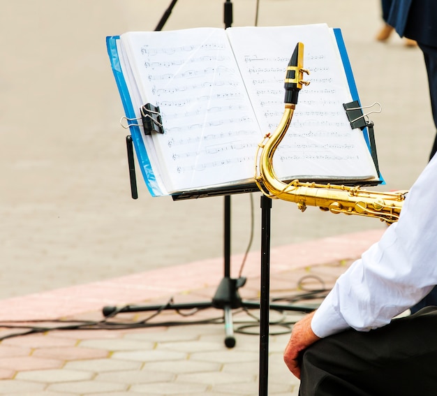 El músico toca la trompeta en la orquesta de la ciudad.