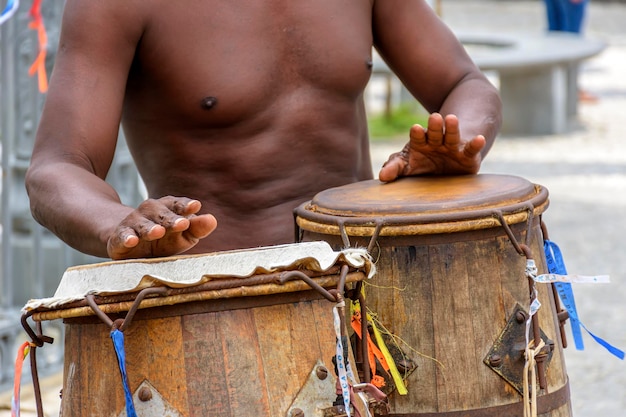 Foto músico tocando atabaque em pelourinho salvador bahia