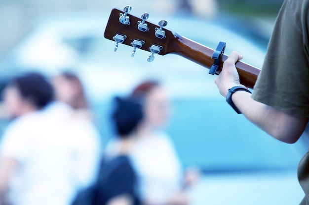 Músico tocando la guitarra en la calle. música y creatividad.