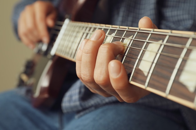 Músico tocando la guitarra eléctrica, primer plano y enfoque selectivo