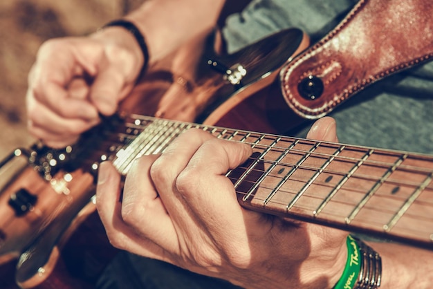 Músico tocando guitarra elétrica