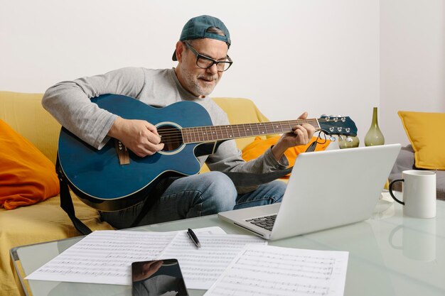 Músico tocando la guitarra en línea con sus colegas