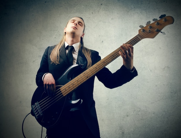 Músico tocando una guitarra