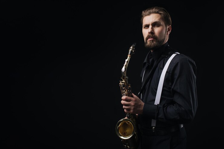 Músico tocando jazz en saxofón