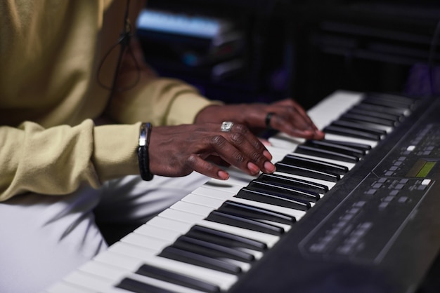 Músico tocando el piano eléctrico