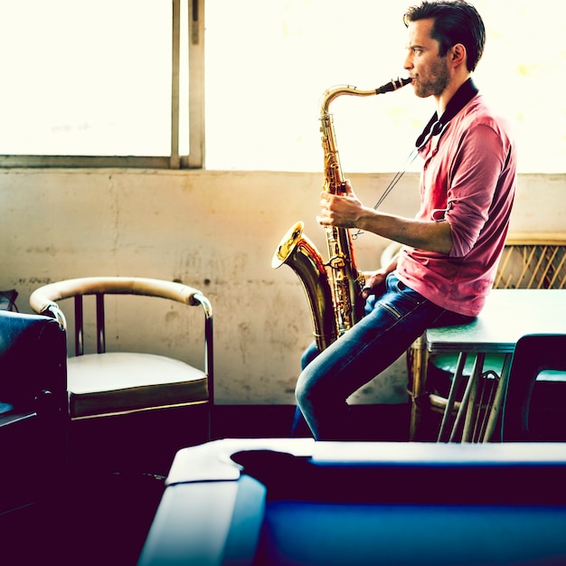 Foto un músico tocando el saxofón solo