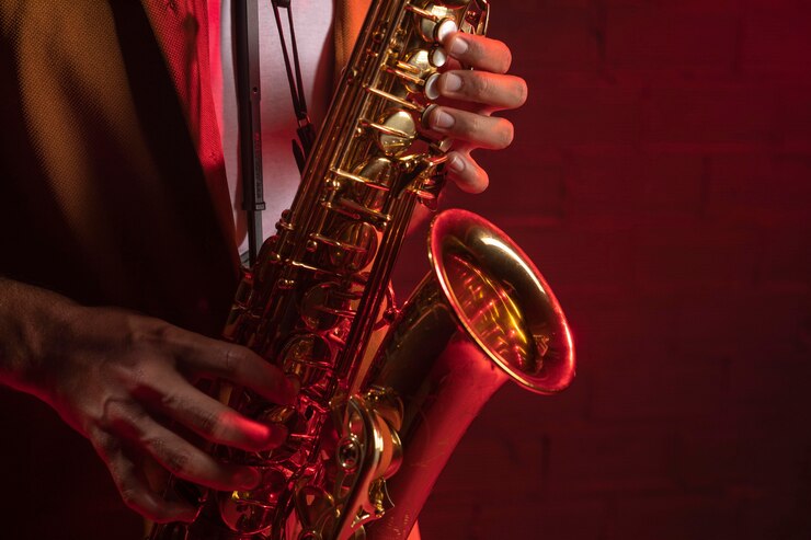 Foto músico tocando el saxofon