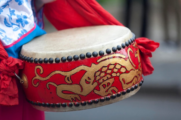 Músico tocando con un tambor de león durante el Festival Guan Di en Saint Denis Reunion Island