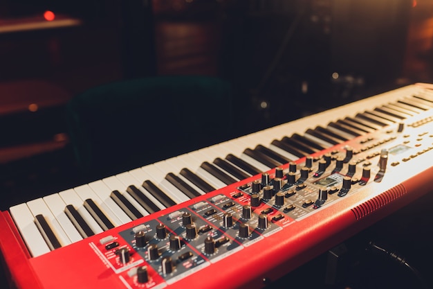 Músico tocando las teclas del piano sintetizador de teclado. Músico toca un instrumento musical en el escenario del concierto.