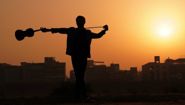 Músico tocando el violín. Concepto de música y tono musical. silueta, imágenes, de, hombre, músico