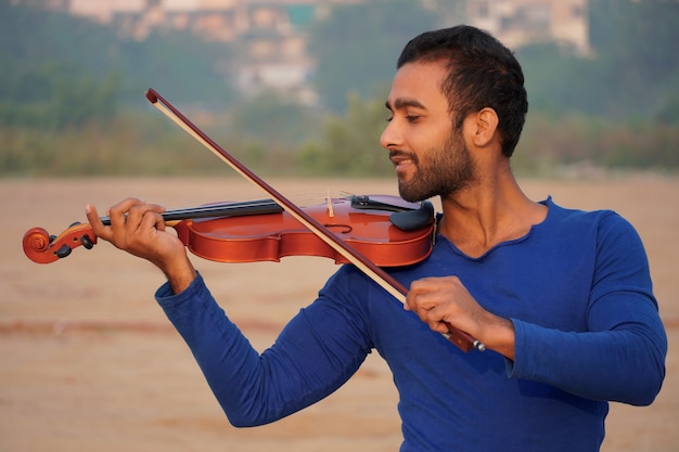 Músico tocando violino. Conceito de música e tom musical. imagens da silhueta do homem músico