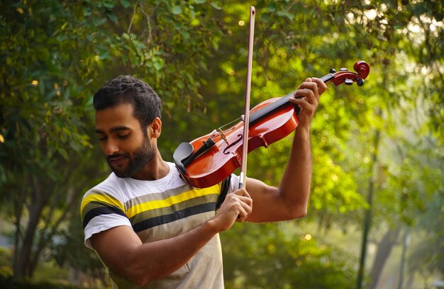 Músico tocando violino. Conceito de música e tom musical.