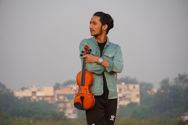 Músico tocando violino. música e conceito de tom musical. imagens do homem músico