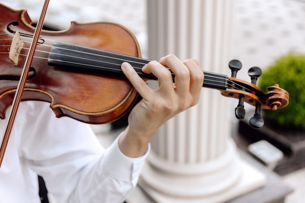 Foto músico tocando violino