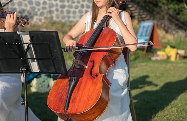 Músico tocando violoncelo