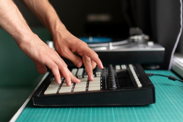 Foto músico tocando en vivo la máquina de tambores